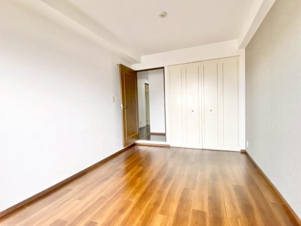 【寝室】 | イトーピア泉北深井 | 木目のフローリングが暖かみのある室内に。明るい寝室で心地のいい朝を迎えられそう。