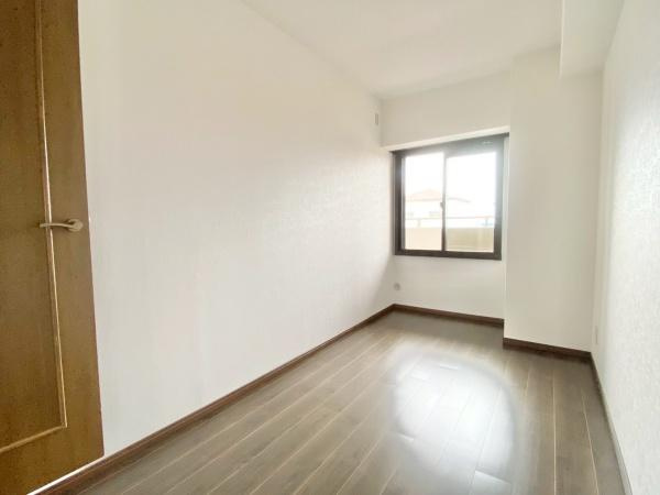 【洋室】 | イトーピア泉北深井 | 家族一人ひとりの大切なプライベート空間。趣味に合わせて使って頂けるようシンプルに仕上げてあります。暮らし心地を大きく左右する収納を、適材適所に配置し使い勝手を考慮しました。