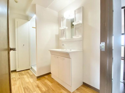 【独立洗面台】 | イトーピア泉北深井 | ゆとりの洗面スペースで朝の身支度も快適スムーズに。髪のセットやお化粧もストレスなくこなせ、朝から気分良く通勤通学に向かえそうですね！