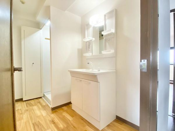 【独立洗面台】 | イトーピア泉北深井 | ゆとりの洗面スペースで朝の身支度も快適スムーズに。髪のセットやお化粧もストレスなくこなせ、朝から気分良く通勤通学に向かえそうですね！