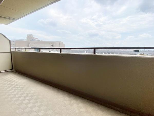 【バルコニー】 | イトーピア泉北深井 | テーブルと椅子を出して食事したり、趣味のガーデニングを楽しんだり。子どもと一緒にちょっとしたアウトドア感覚で活用することも可能です♪