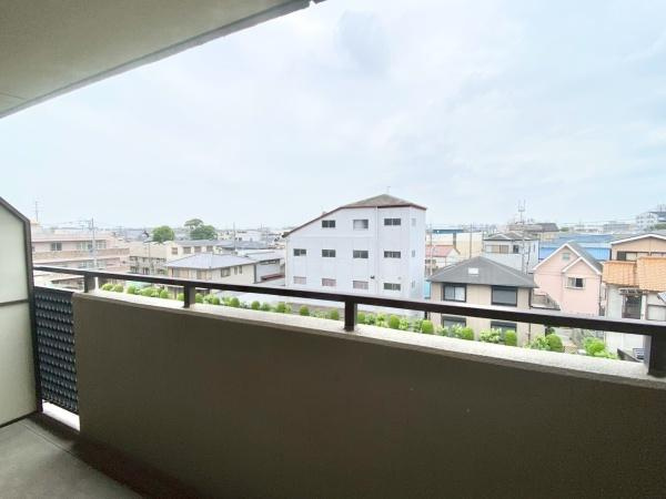 【バルコニー】 | イトーピア泉北深井 | 物干しセットを追加すれば、一度にたくさんのお洗濯物が干せるのが魅力！テーブルセットを広げ、夕涼みを楽しみながら一杯呑むのも楽しいかも…