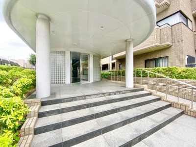 【エントランス】 | イトーピア泉北深井 | 流行に左右されず、将来にわたって価値が継続する「上質」な佇まい。おしゃれな雰囲気や自然の潤い、親しみやすさといった暮らしを豊かにしてくれる住空間です。