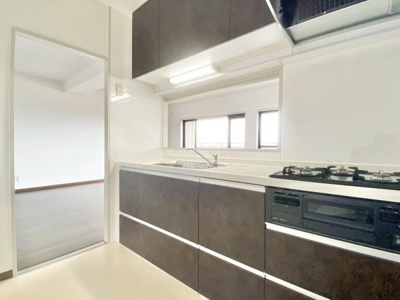 【キッチン】 | イトーピア泉北深井 | ご家族みんなで調理ができる位のスペースを実現したキッチン空間となっております。みんなで作った料理を召し上がりながらの会話は至福のひとときになるはずです♪