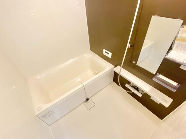 【浴室】 | イトーピア泉北深井 | アクセントパネルで落ち着きのある雰囲気を演出♪毎日の疲れを癒やすバスタイムを。