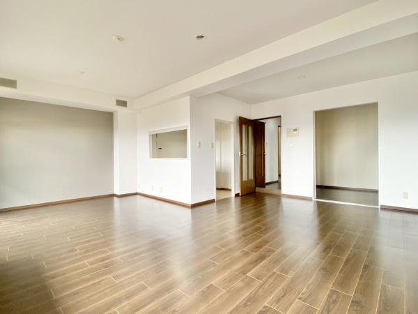 【居間・リビング】 | イトーピア泉北深井 | 家族の笑い声が聞こえてきそうな大空間♪大きめのLDKはそれだけで心が和みます。家族揃ってリビングで過ごすお休みの日が、楽しみになる場所となることでしょう。