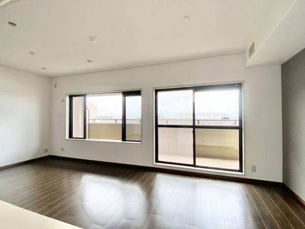 【居間・リビング】 | イトーピア泉北深井 | 室内にいても、たっぷりの陽光と爽やかな風を感じて頂ける、開放感あふれるリビングです。
ご家族と穏やかに過ごす、心地の良い時間が流れます。