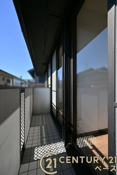 香芝市西真美１丁目　一戸建のバルコニー|■現地撮影写真■日当たりのよい広々としたバルコニー！洗濯物もよく乾きます！