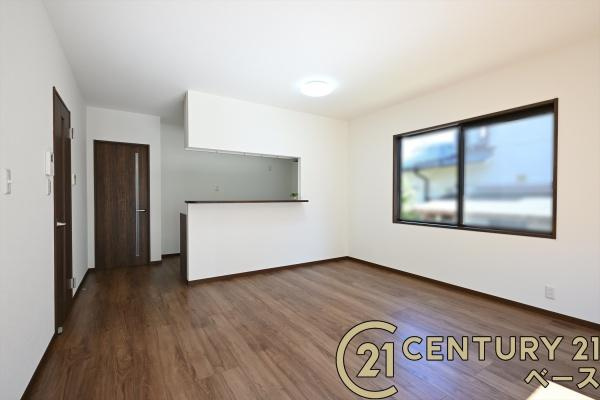 香芝市西真美１丁目　一戸建の居間・リビング|■現地撮影写真■大きな窓から柔らかい光が入り込む明るいリビングです！