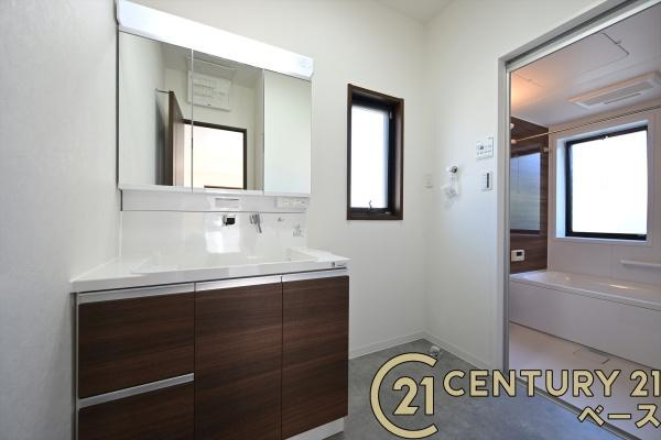 香芝市西真美１丁目　一戸建の独立洗面台|■現地撮影写真■三面鏡タイプのミラーキャビネット！収納スペースも豊富です！