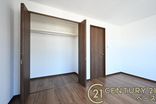 香芝市西真美１丁目　一戸建の収納|■現地撮影写真■冬物のコートや季節のものなどたくさんしまえる広さ！