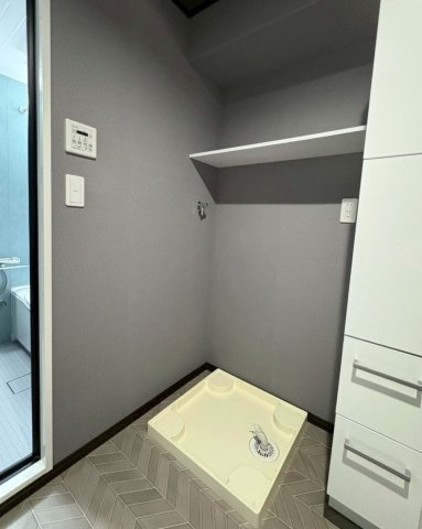 【ランドリースペース】 | ラフィーネ春日原 | 洗濯機置き場の上部のスペースには洗剤等を置ける棚が設置されています