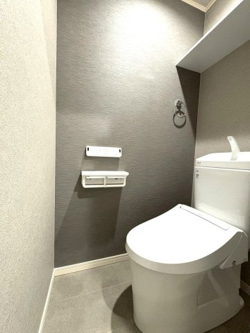 【トイレ】 | ラフィーネ春日原 | 冬は便座も温水も温かく快適なシャワー付トイレ。上部には収納を設置◎