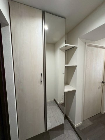 【玄関】 | ラフィーネ春日原 | 姿見として利用できるミラーは、お出かけ前の身だしなみチェックとして重宝します