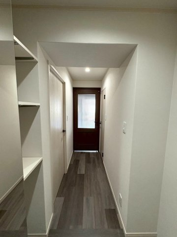 【内装】 | ラフィーネ春日原 | 白を基調にした玄関ホールは明るく、帰ってくるたびに気持ちが晴れやかになりそうですね