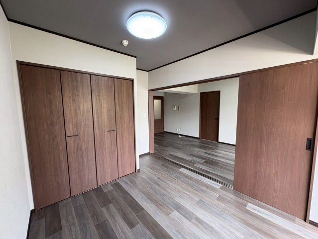 【洋室】 | ラフィーネ春日原 | リビング横の洋室。LDKとは引き戸でフラットにつながっています