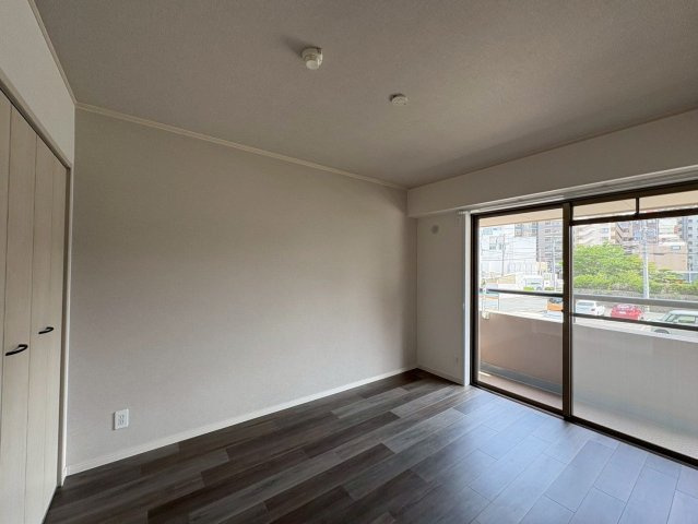 【洋室】 | ラフィーネ春日原 | バルコニーに面した明るいお部屋です