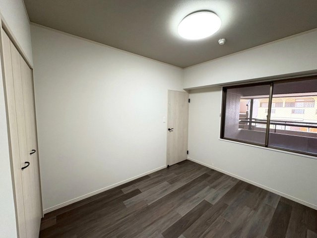 【洋室】 | ラフィーネ春日原 | 玄関側の洋室。廊下に直接面していないのでプライバシーがしっかり確保されています