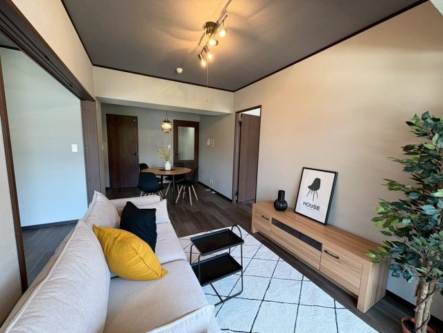 【居間・リビング】 | ラフィーネ春日原 | リビングは広く落ち着く空間になっており、お好きなレイアウトを楽しめます