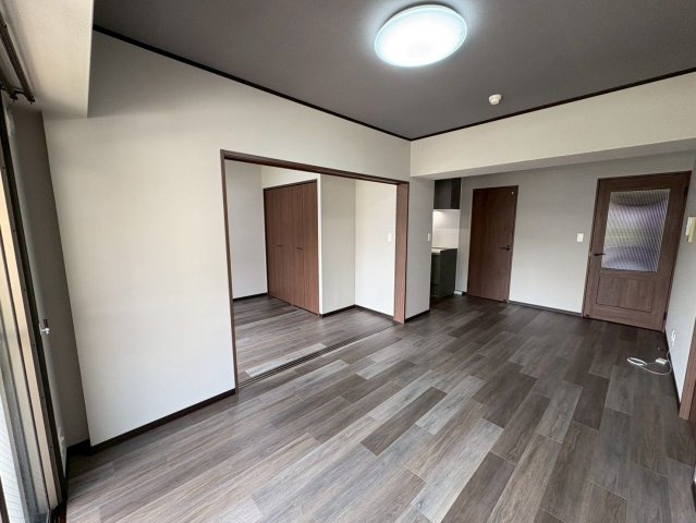 【居間・リビング】 | ラフィーネ春日原 | LDKは隣りの洋室とつなげて広く使ってもOK。ライフスタイルに合わせて自由に使えます