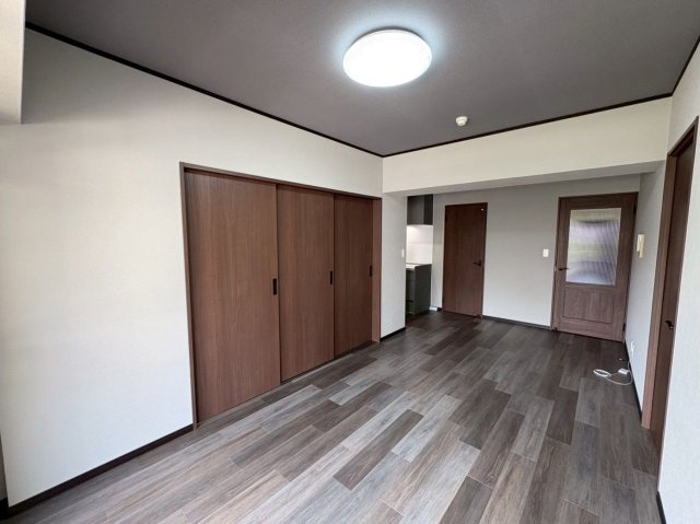 【居間・リビング】 | ラフィーネ春日原 | 南向きのリビングは陽当り・風通し共に良好で、ご家族みんなで過ごす空間をより居心地良くしてくれます