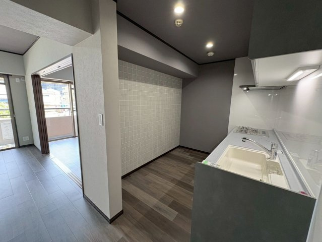 【キッチン】 | ラフィーネ春日原 | キッチンは半プライベート空間になっており、落ち着きのあるカラーに仕上がっています