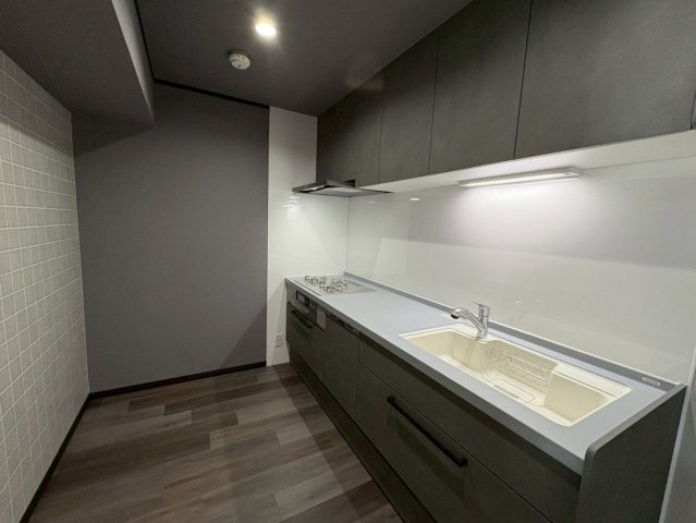 【キッチン】 | ラフィーネ春日原 | 引き出しや吊戸棚など収納が充実しています。背面に家具を置いてもゆとりのあるスペースです