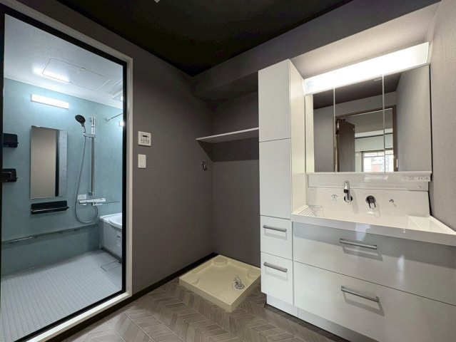 【独立洗面台】 | ラフィーネ春日原 | 三面鏡裏収納付きの洗面台で、散らかりがちな洗面回りもすっきりと片付きます