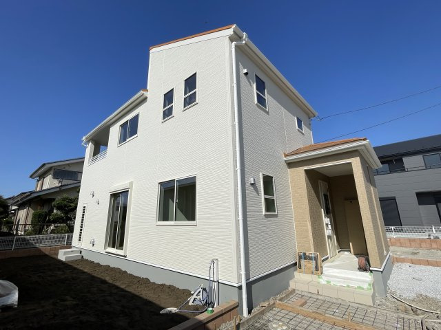 高崎市新町第７（全３棟）3号棟の外観|隣地との距離も保ちながらも綺麗な街並みに溶け込みました！
駐車スペースやお庭も十分に確保しています！