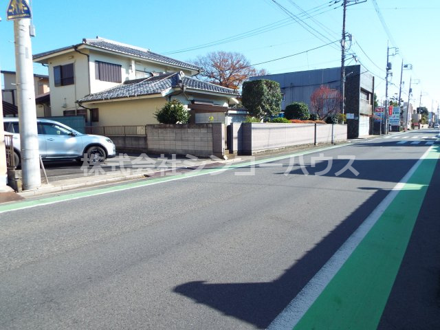 【前面道路含む現地写真】 | 久喜市本町6丁目 売地 | 前面道路の幅員は約8.2ｍ。南西側公道です。
