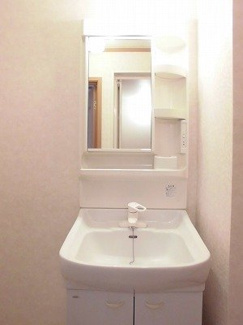 【洗面所】 | モデルン・ロイテ　Ａ棟 | スペースが確保できる洗面所です