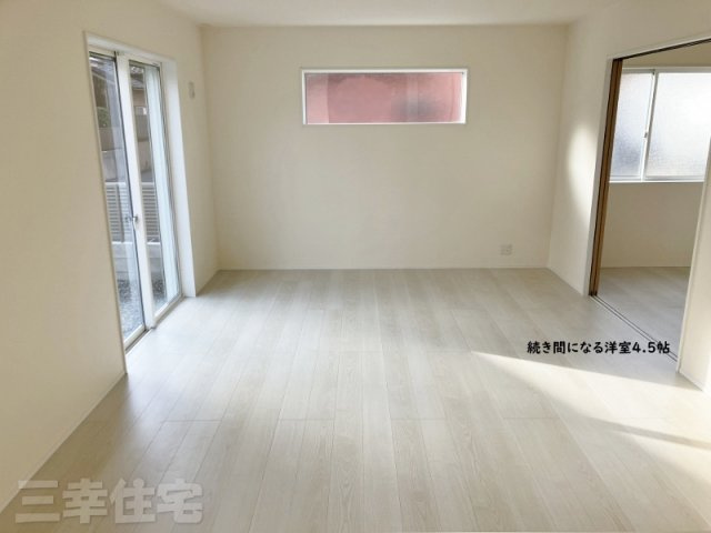 碧南市汐田町の居間・リビング|16.75帖のリビングは4.5帖の洋室と続き間になって21.25帖の広々とした大空間に♪