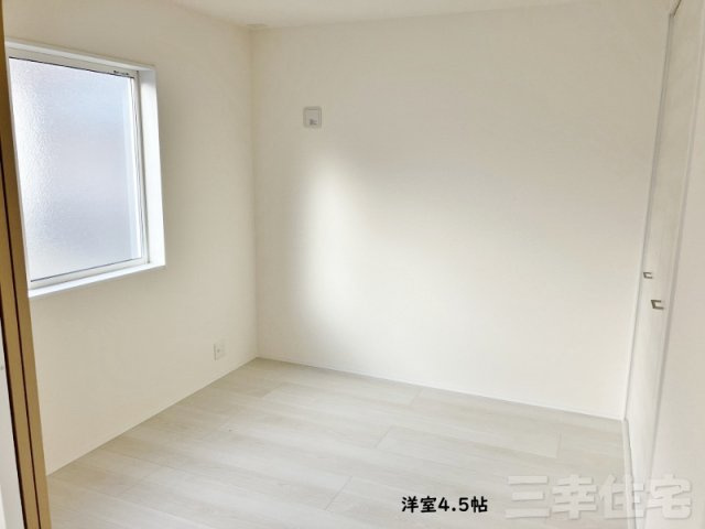 碧南市汐田町の洋室|リビングと続き間になる4.5帖洋室。頭のいい子はやっている学習机を置いてリビングのそばで勉強をしてはいかが