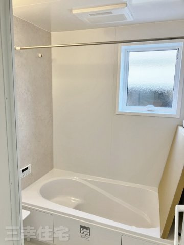 碧南市汐田町の浴室|浴室換気暖房乾燥機により結露やカビの抑制等浴室がより快適になります。また、入浴前の予備暖房も可能なため、ヒートショックの危険性を少なくすることもできます。乾燥機能により、洗濯物を干すことも可能です