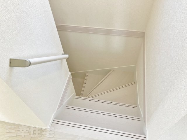 碧南市汐田町の設備|階段やトイレには手すりを設置し、転落の防止や体への負担を軽減しています。健康や安全に配慮した安心の住宅を提供しています