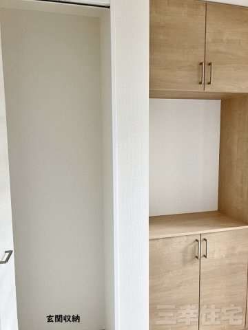 碧南市汐田町の玄関|玄関の収納は大容量です。お好きな高さに調節できる可動棚、ブーツの収納もラクラクです♪