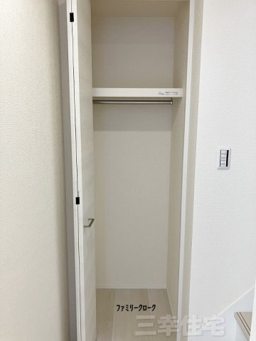 碧南市汐田町の収納|1階のファミリークローク。帰宅後すぐに上着を収納。良い習慣が身に付きますね♪