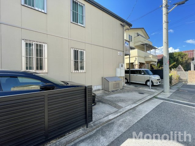 ハイツアーサーの駐車場