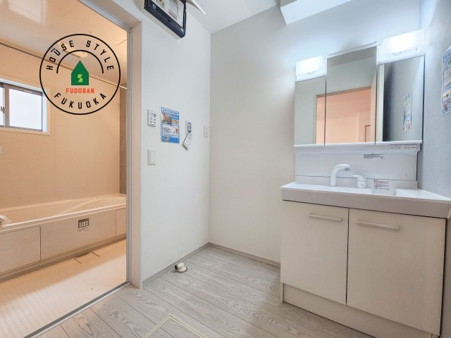 福岡市東区三苫4丁目第3-4棟（2号棟）の脱衣所|ゆとりの洗面スペースで朝の身支度もスムーズに。暮らしを快適に変えるシャワー付洗面台です！