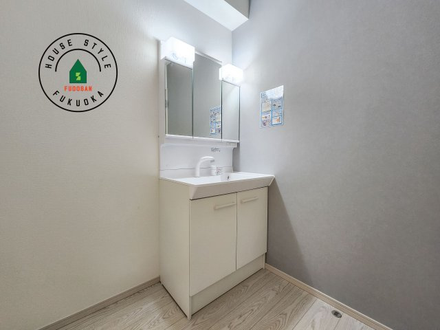 福岡市東区三苫4丁目第3-4棟（2号棟）の独立洗面台|毎日使うものだから清潔な空間を保ちたい水回り。洗面にはそんな願いを解消させてくれる収納アイデアが満載です。三面鏡の裏側にはキャビネットが現れ小物から背の高い物まで収納できます。