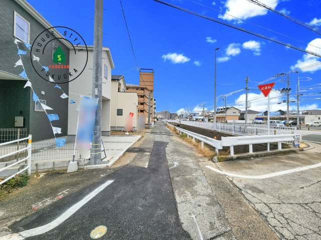 福岡市東区三苫4丁目第3-4棟（2号棟）の前面道路含む現地写真|前面道路は閑静な住宅地をはしる車通りの少ない道路。お車の出し入れが苦手なママや小さなお子様にも安心ですね。しっかり舗装もされているので、ベビーカーや自転車で通っても快適に通行できます。