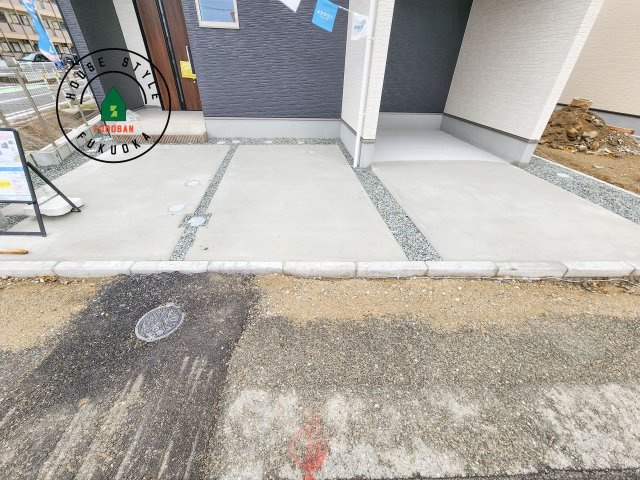 福岡市東区三苫4丁目第3-4棟（2号棟）の駐車場|広々した駐車場になります。3台並列駐車となります。