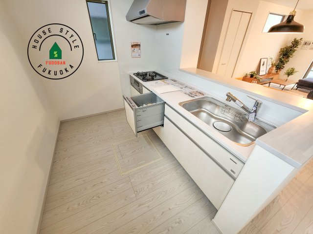 福岡市東区三苫4丁目第3-4棟（2号棟）のキッチン|ダイニングテーブルへの配膳がラクラク、お料理はかどるカウンター付きシステムキッチン！