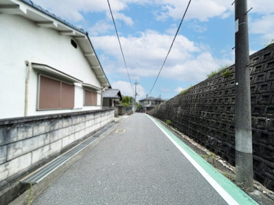 【前面道路含む現地写真】 | 奈良県生駒郡三郷町信貴ケ丘１丁目　土地 | 接道は北側と西側の二面に接しています。