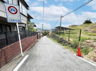 【前面道路含む現地写真】 | 奈良県生駒郡三郷町信貴ケ丘１丁目　土地 | 北側前面道路の幅員4.7ｍ