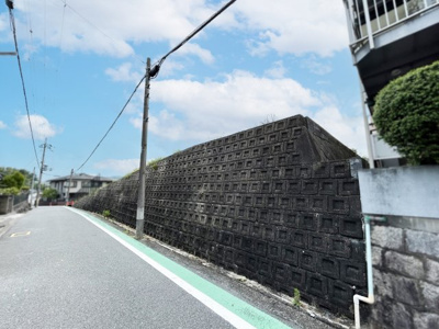 【前面道路含む現地写真】 | 奈良県生駒郡三郷町信貴ケ丘１丁目　土地 | 西側前面道路の幅員4.8ｍ