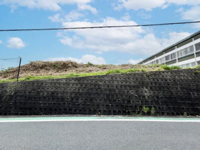 【前面道路含む現地写真】 | 奈良県生駒郡三郷町信貴ケ丘１丁目　土地 | 近鉄生駒線『信貴山下駅』徒歩4分の距離で、駅ロータリーにはバス乗り場もあります。