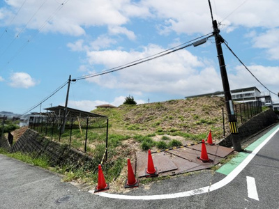 【前面道路含む現地写真】 | 奈良県生駒郡三郷町信貴ケ丘１丁目　土地 | 駅周辺には三郷町文化センターや三郷町スポーツセンターなどの施設があります。
