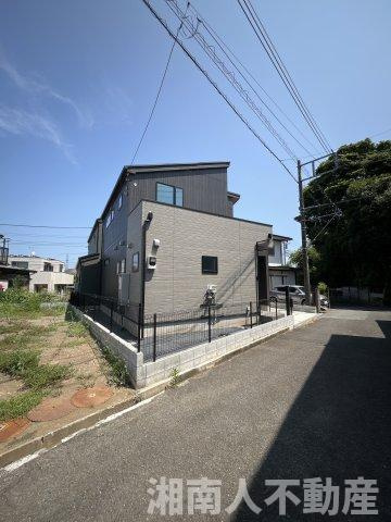 平塚市岡崎　未入居戸建の前面道路含む現地写真|前面道路含む現地写真です