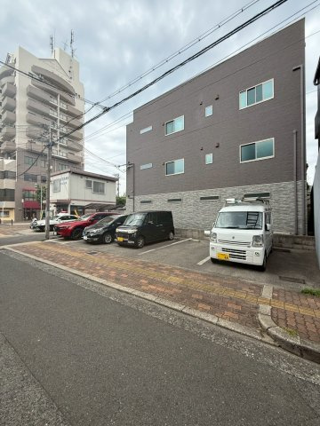 アヴィレックスの駐車場